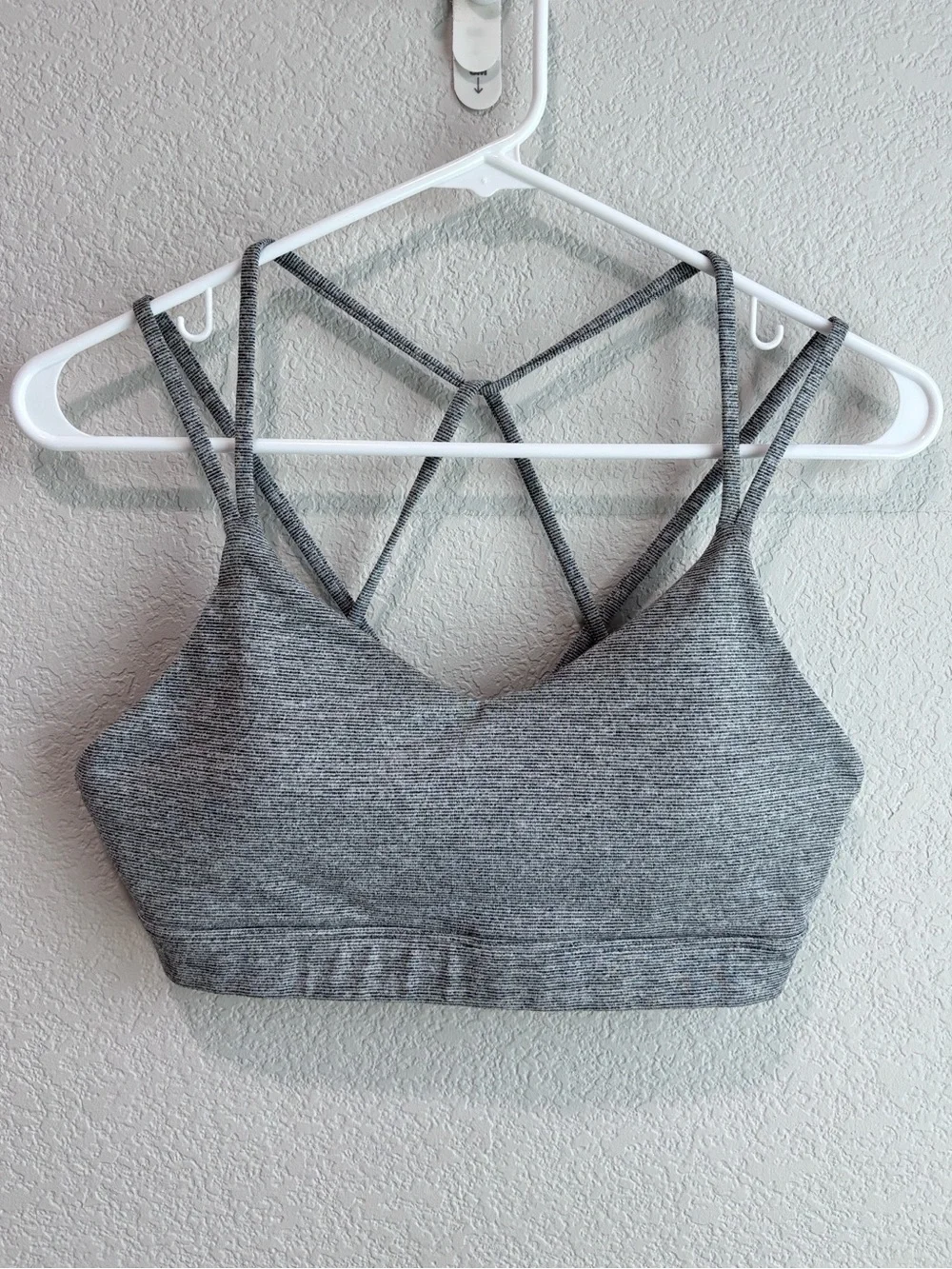 Old Navy Active Light Support Gray Criss Cross Strappy Sports Bra Size Medium